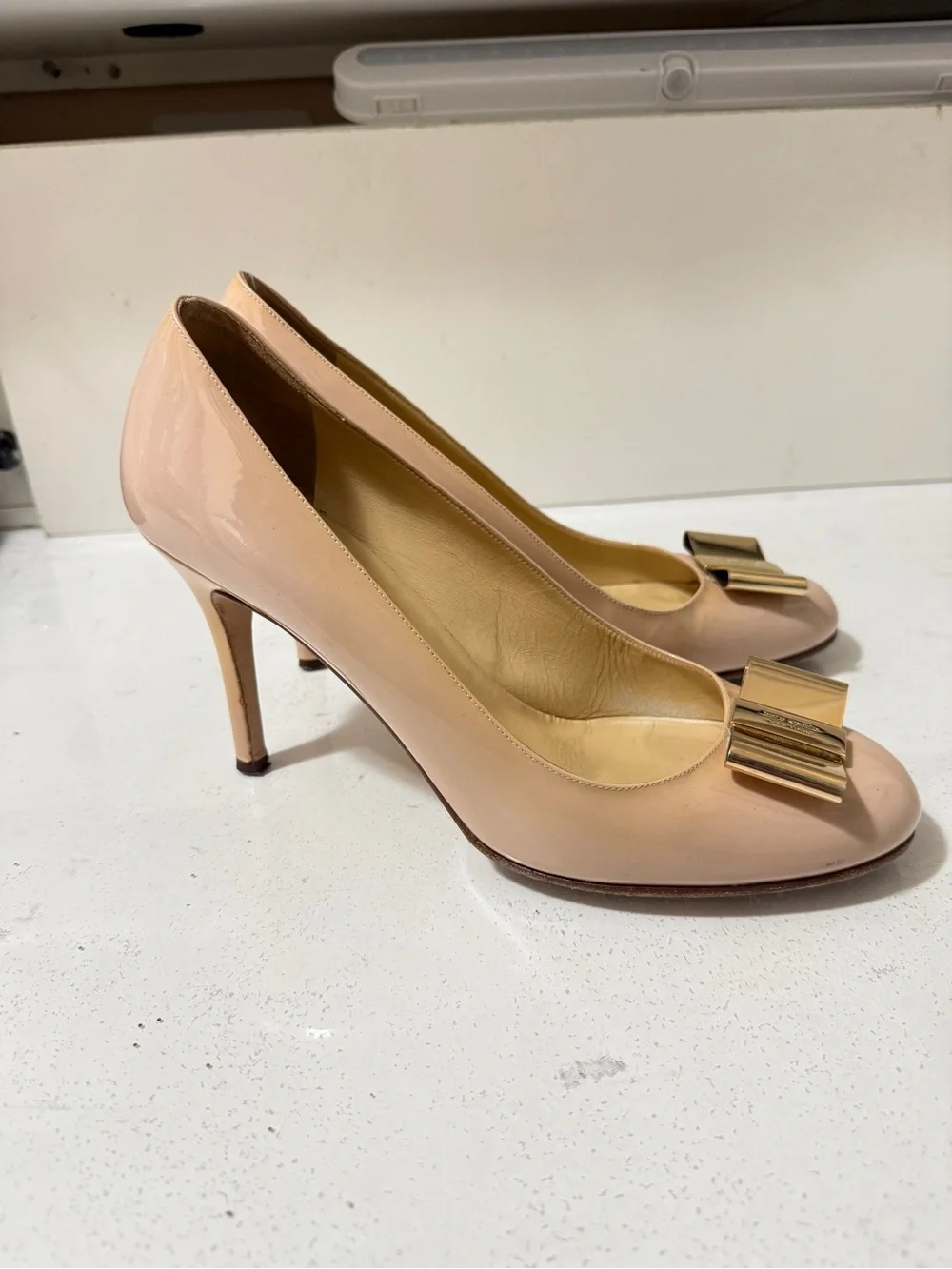 kate spade Nude Patent Leather Bow Pumps with Gold Accent in good condition